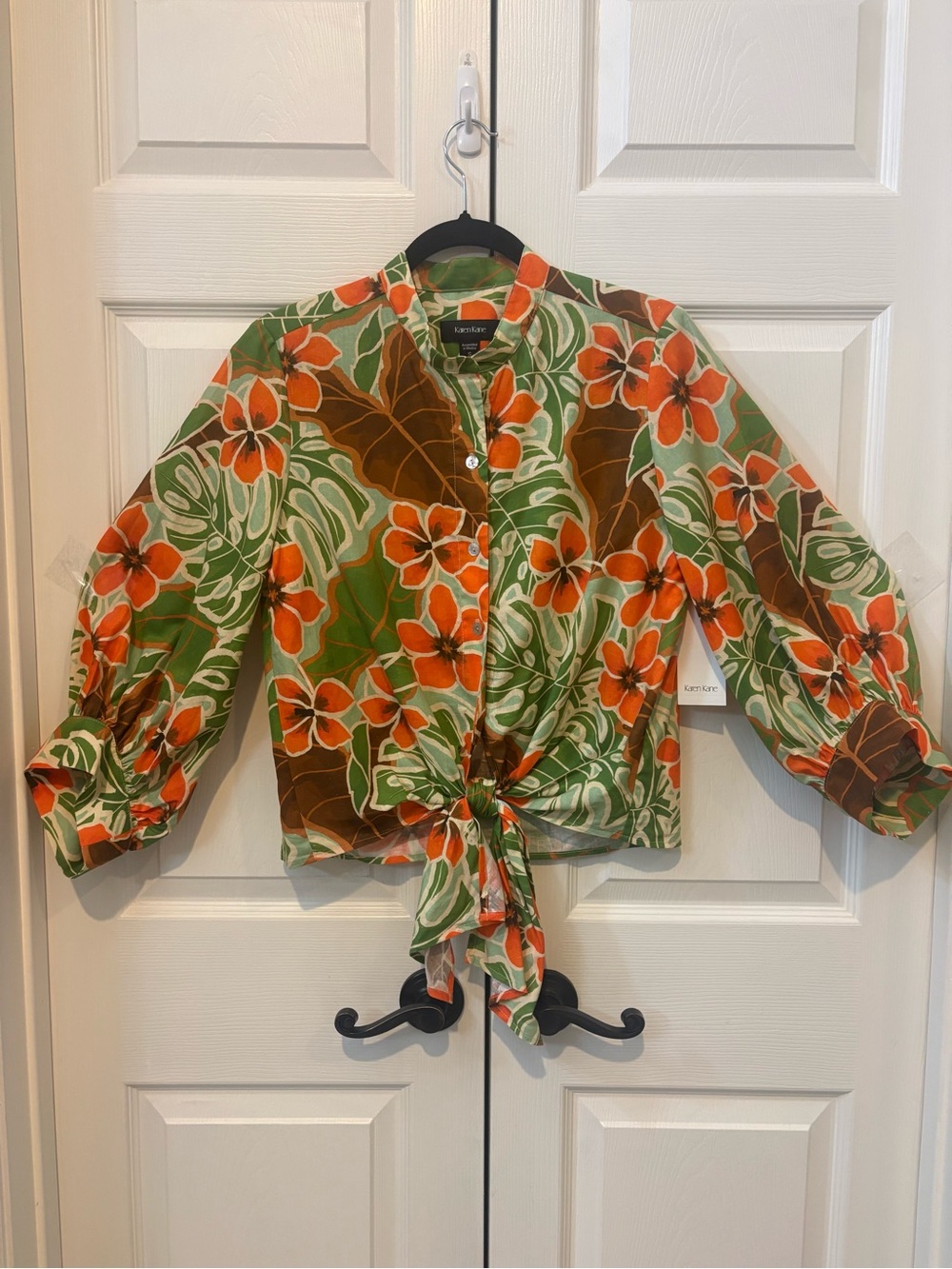 NWT - Karen Kane Green & Orange Floral Tie-Front blouse. Size: Small